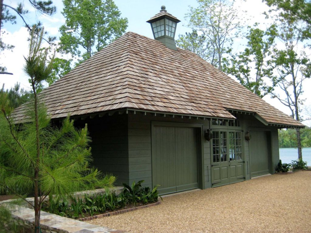 вальмовая деревянная крыша