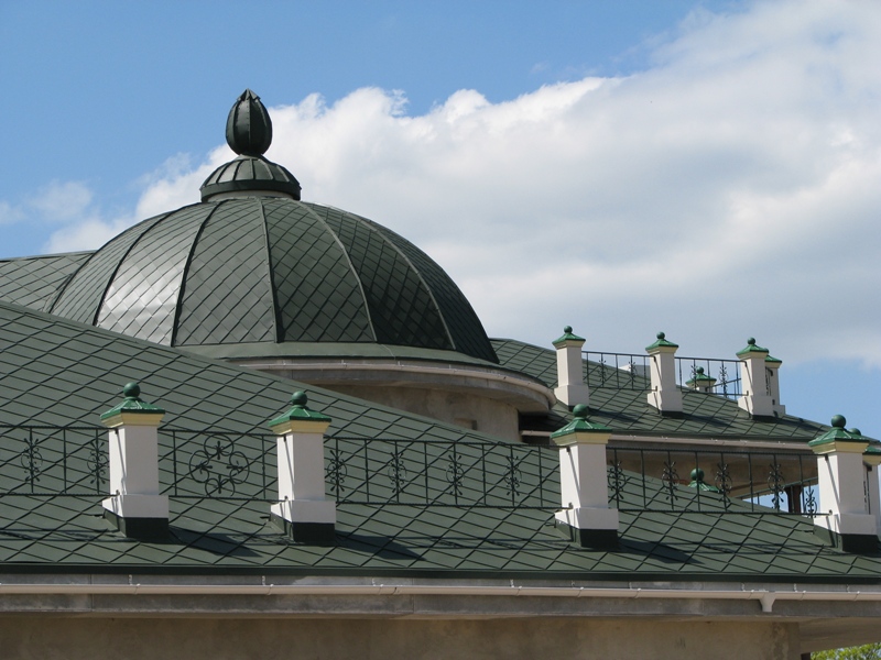 купольная крыша из штучной металлочерепицы